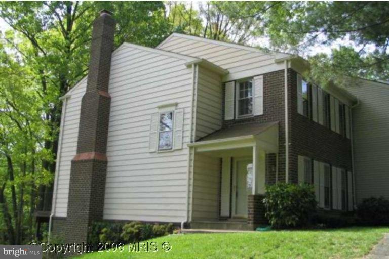 2277 Double Eagle Court Reston, VA 20191 - Photo 7 of 26 Side entry with small covered porch.