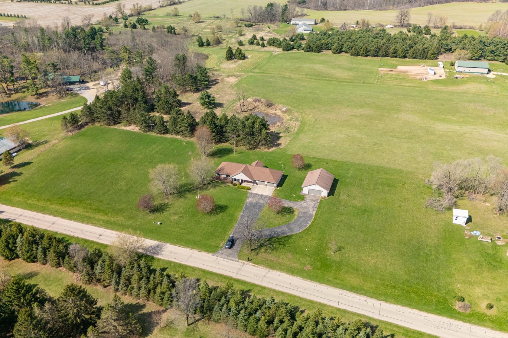 N4575 Larry Road New London, WI 54961 - Photo 9 of 36