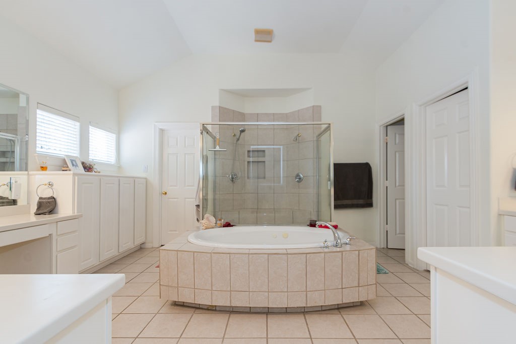 3011 Bonnebridge Way Boulevard Houston, TX 77082 - Photo 20 of 45 a bathroom with a tub a sink and a mirror