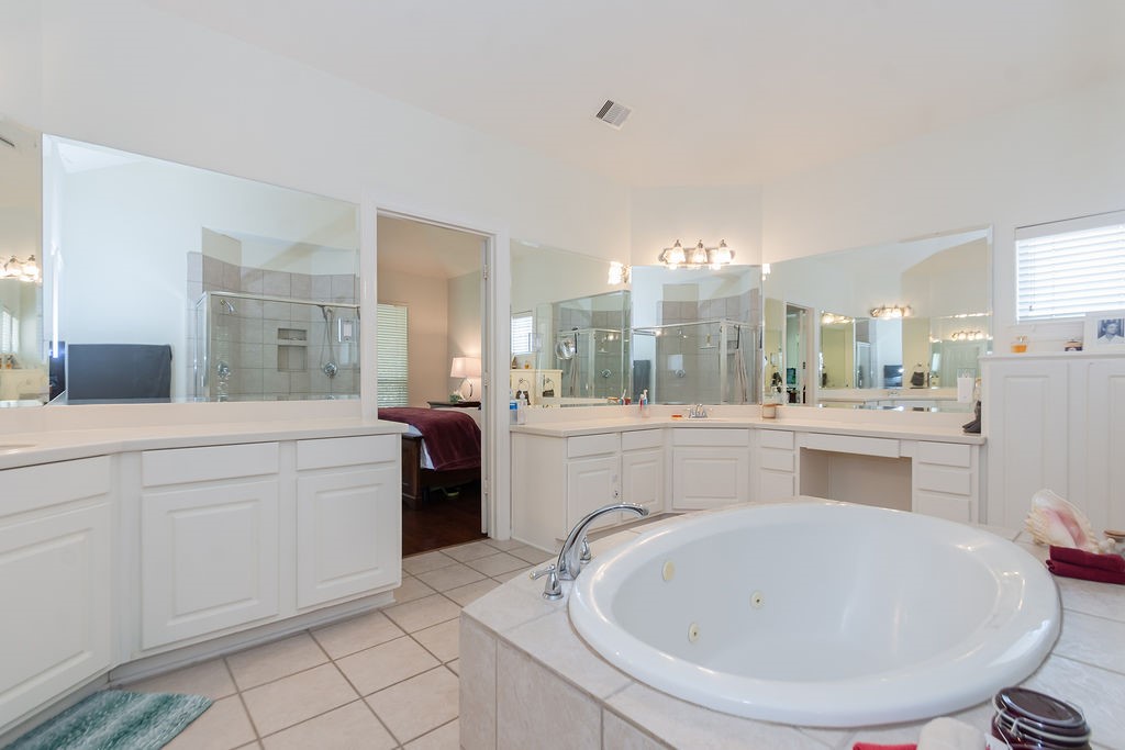 3011 Bonnebridge Way Boulevard Houston, TX 77082 - Photo 21 of 45 a bathroom with a sink a mirror and a bathtub