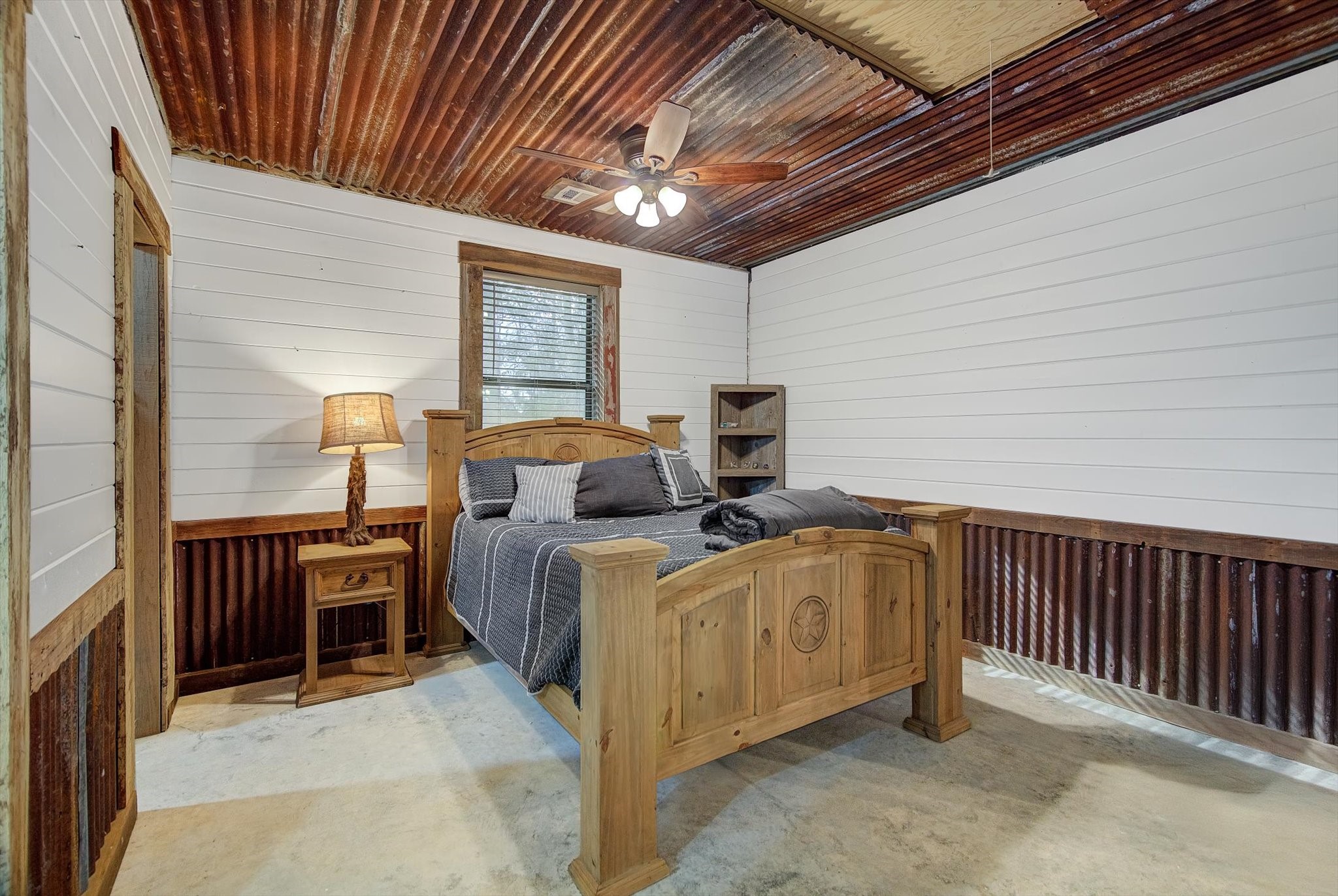 22546 Highway 321 Cleveland, TX 77327 - Photo 18 of 34 a view of a bedroom with furniture