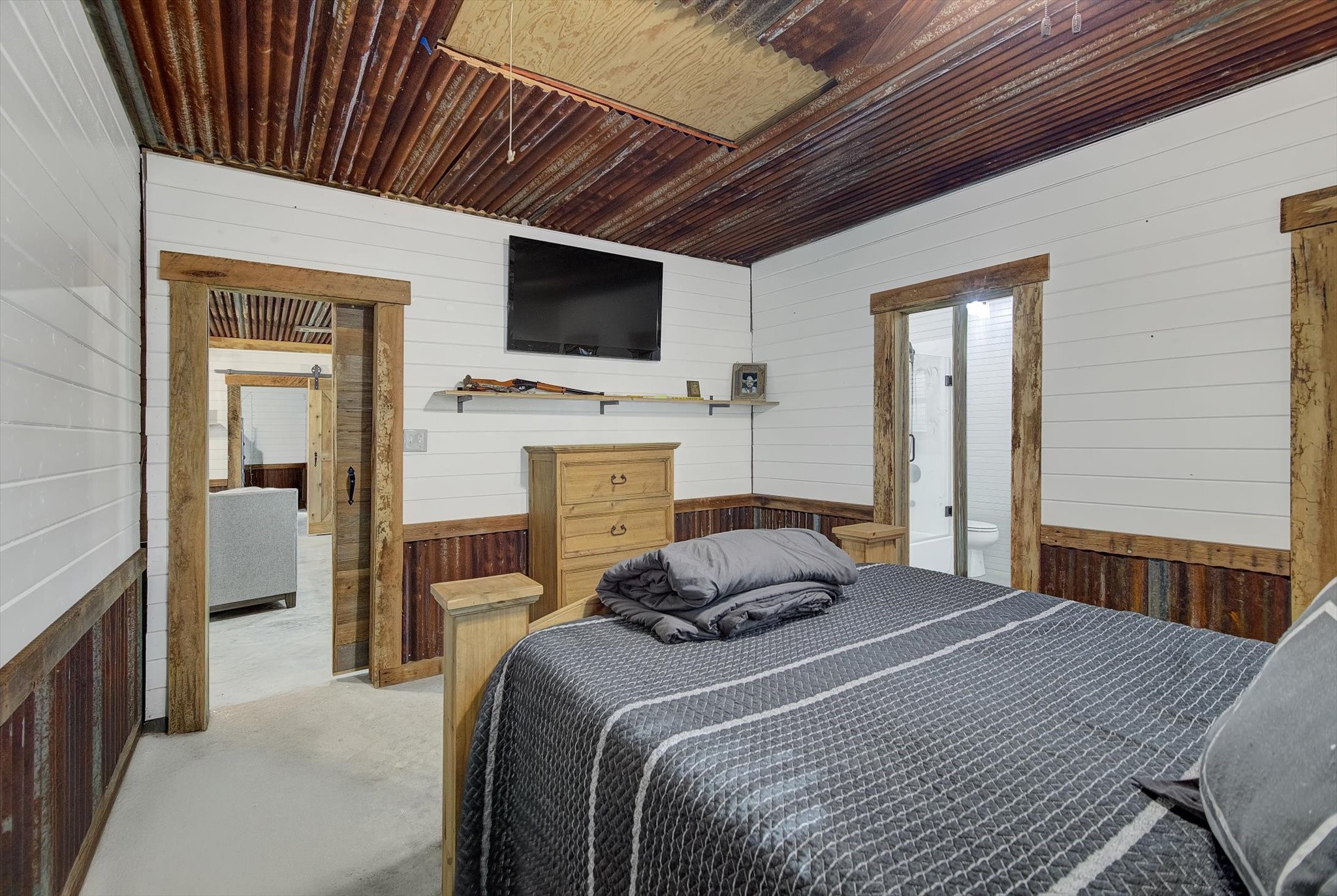 22546 Highway 321 Cleveland, TX 77327 - Photo 20 of 34 a bedroom with a bed and a flat screen tv