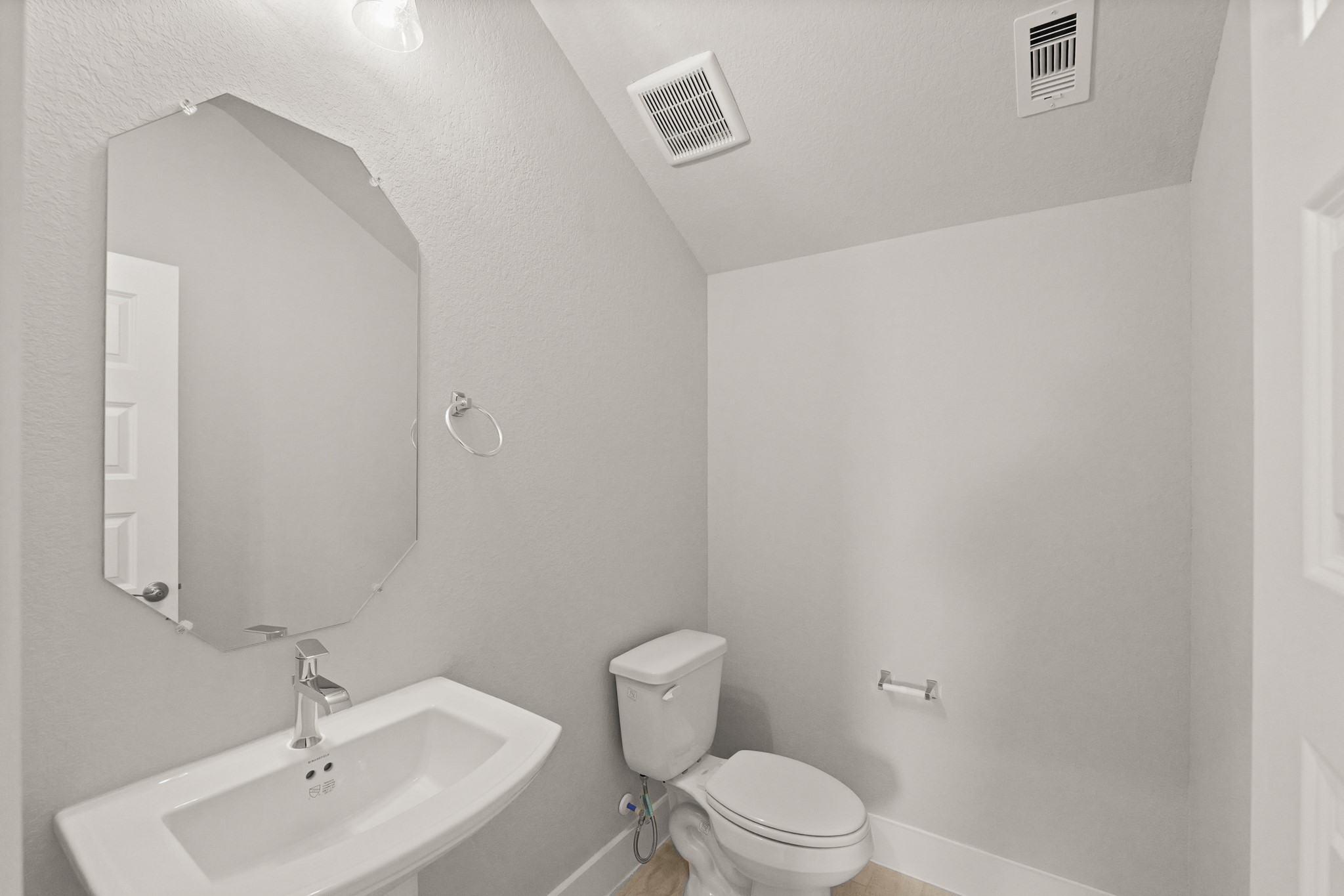 4603 Whisperwood Drive Rosenberg, TX 77471 - Photo 18 of 50 a bathroom with a toilet a sink and mirror