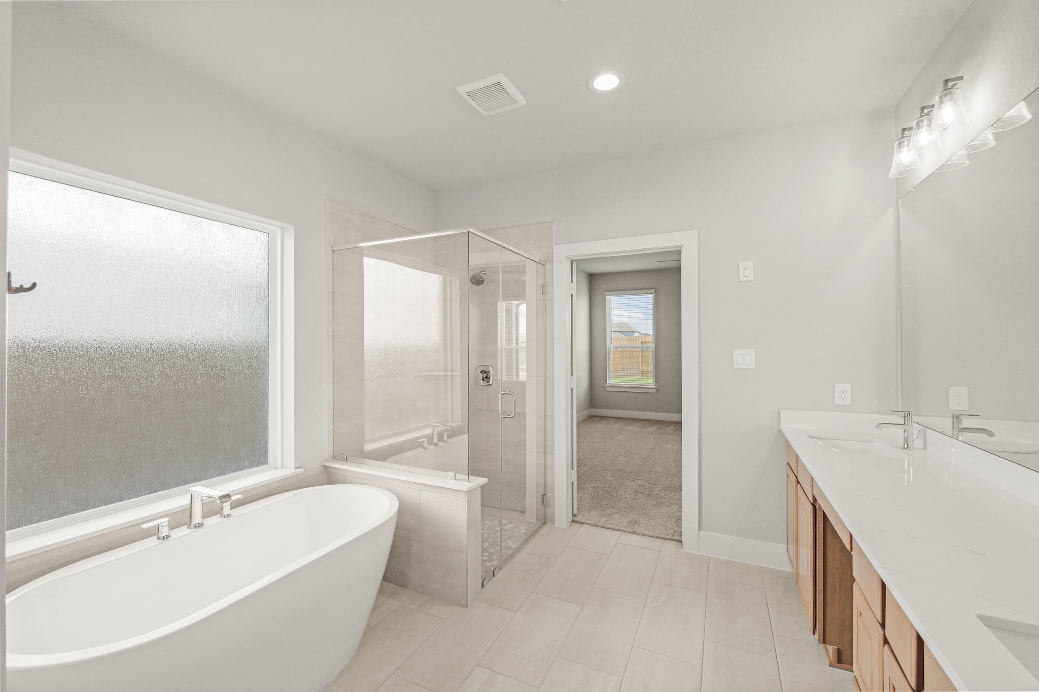 4603 Whisperwood Drive Rosenberg, TX 77471 - Photo 25 of 50 a spacious bathroom with a bathtub sink and mirror