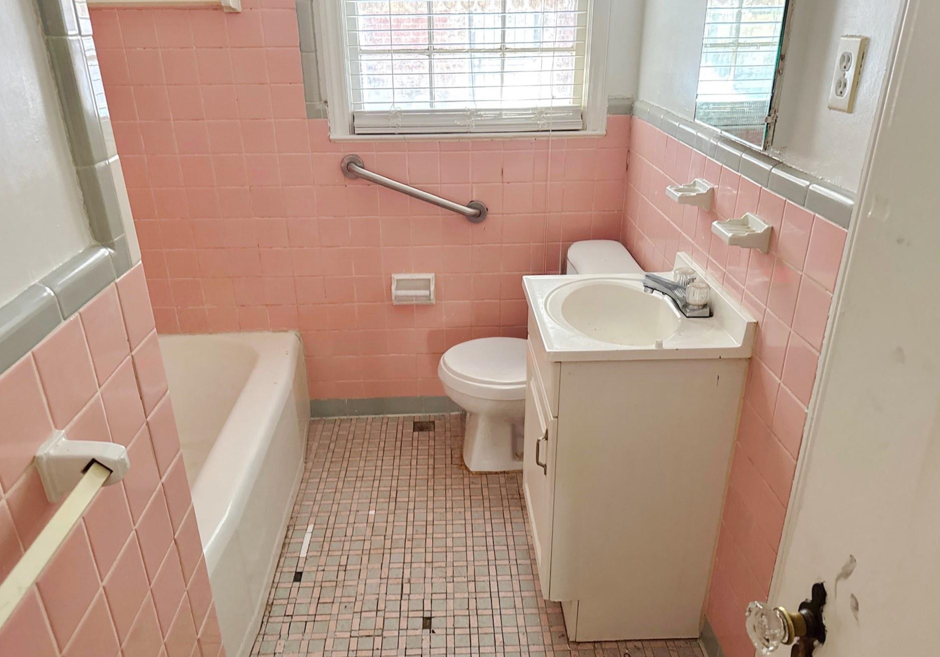 1454 Railton Road Memphis, TN 38111 - Photo 8 of 10 a bathroom with a sink toilet and tub