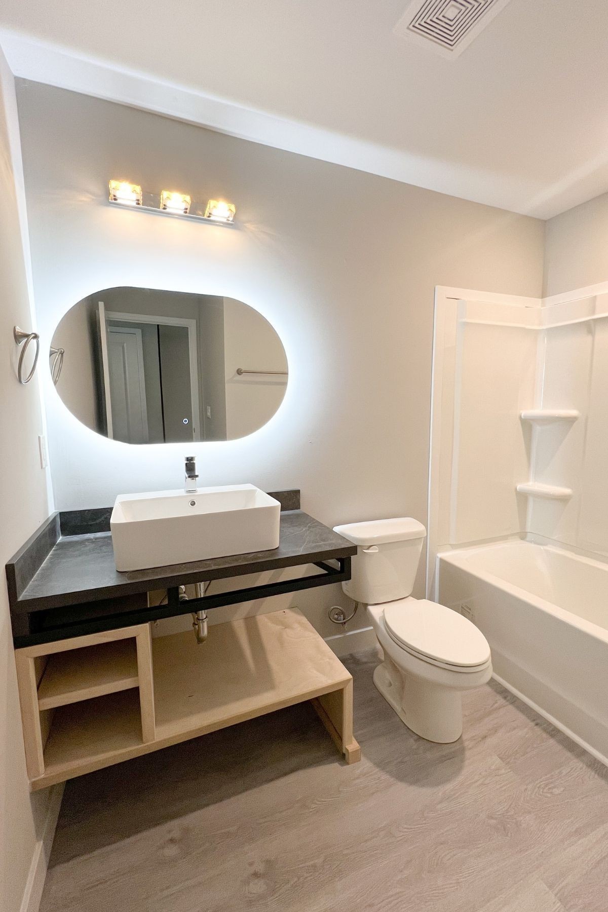 543 Peachers Mill Road, Unit 213 Clarksville, TN 37042 - Photo 10 of 21 a bathroom with a toilet a sink and bathtub
