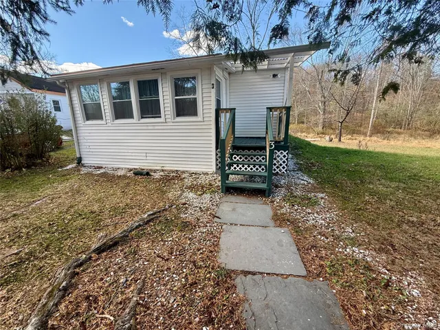 a view of a house with a yard