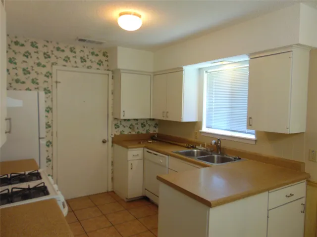 $2,295 | 7503 Glenhill Road, Austin, TX 78752