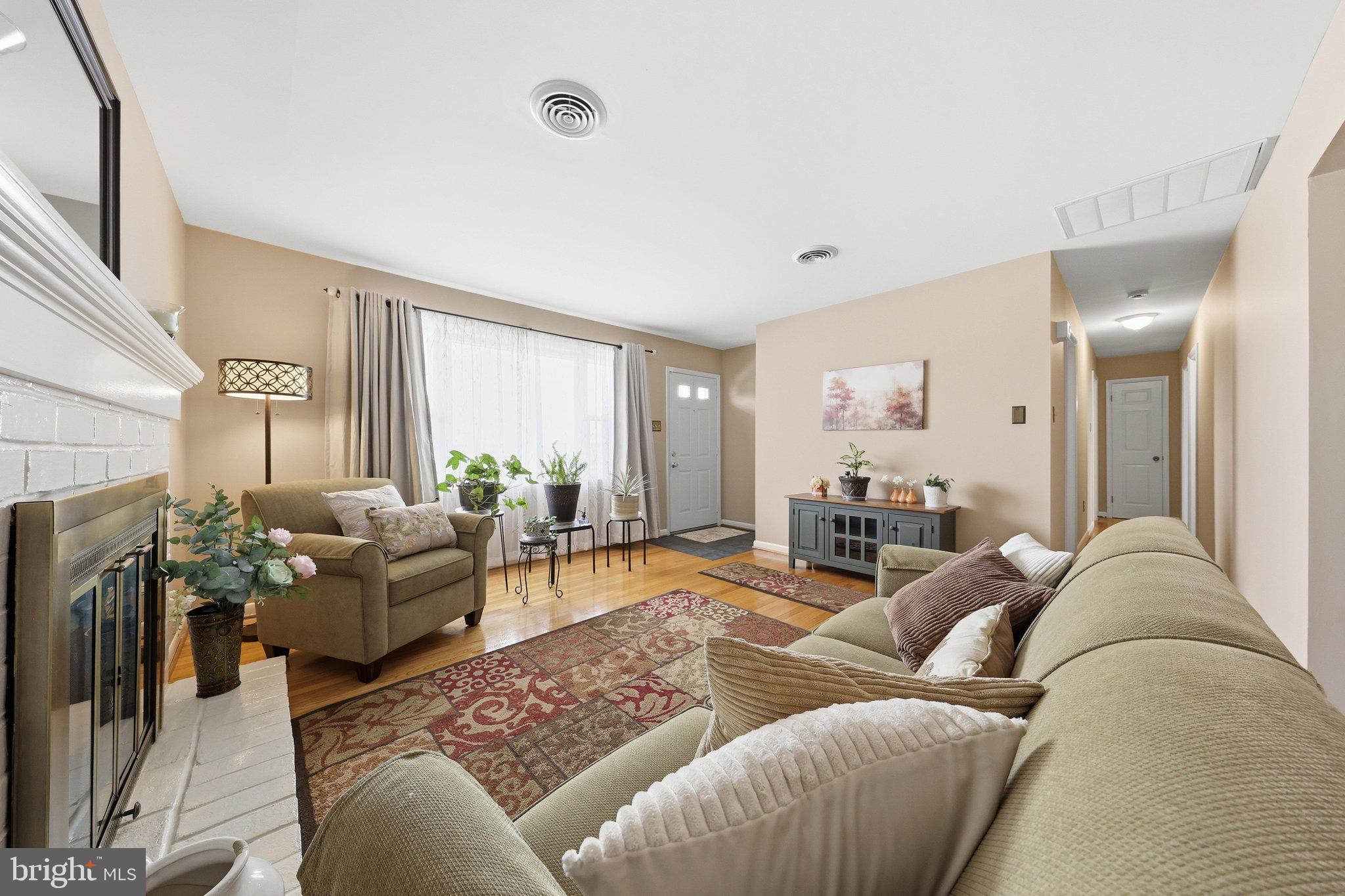 16913 Fairview Road Hagerstown, MD 21740 - Photo 6 of 57 Living Room