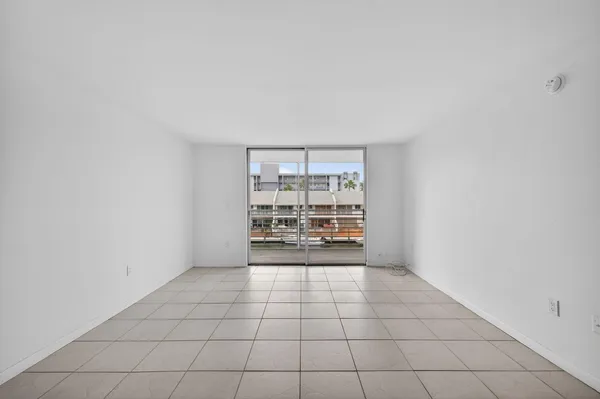 $1,695 | 3550 Northeast 169th Street, Unit 309, North Miami Beach, FL 33160