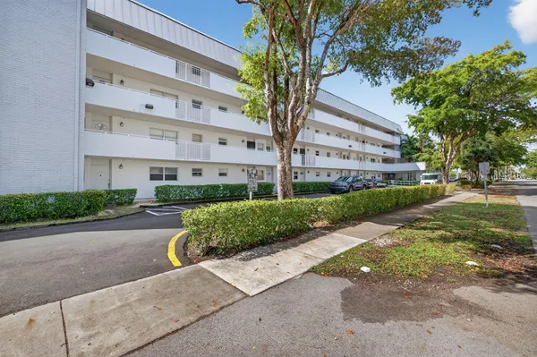 $1,695 | 3550 Northeast 169th Street, Unit 309, North Miami Beach, FL 33160