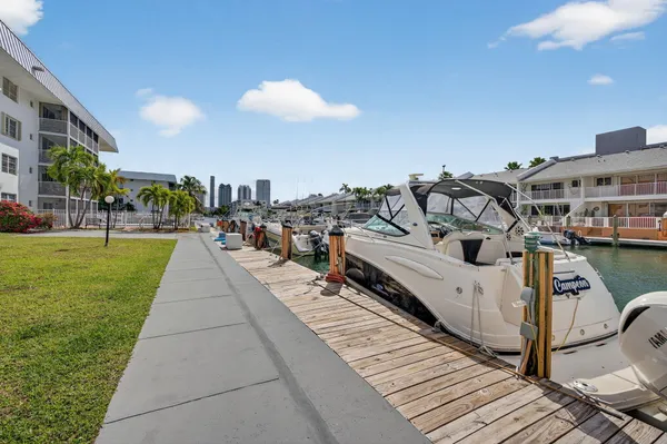 $1,695 | 3550 Northeast 169th Street, Unit 309, North Miami Beach, FL 33160