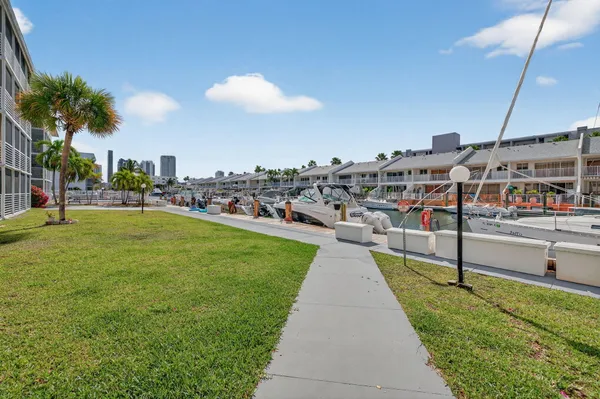 $1,695 | 3550 Northeast 169th Street, Unit 309, North Miami Beach, FL 33160