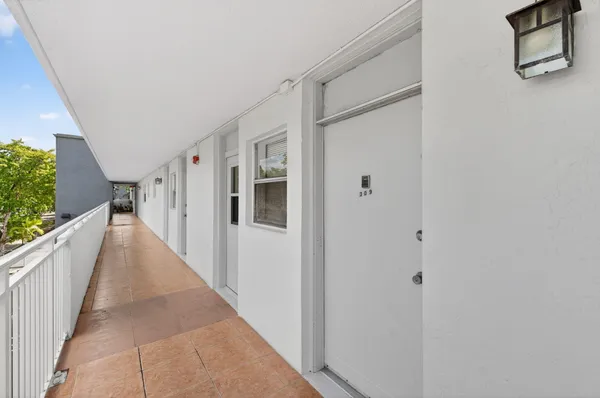 $1,695 | 3550 Northeast 169th Street, Unit 309, North Miami Beach, FL 33160