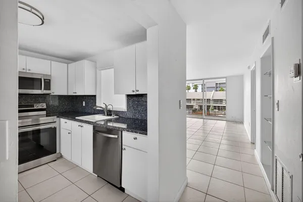 $1,695 | 3550 Northeast 169th Street, Unit 309, North Miami Beach, FL 33160