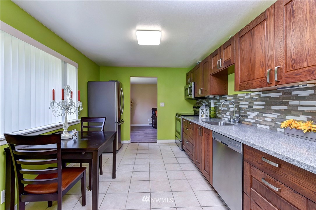 7819 200th Street Southwest Edmonds, WA 98026 - Photo 5 of 22 Gallery Image 5