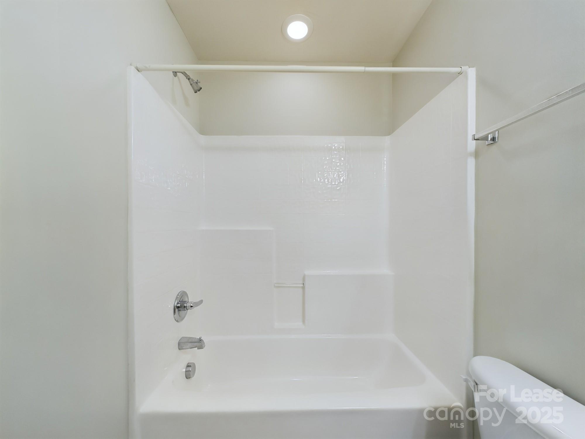 13564 Calloway Glen Drive Charlotte, NC 28273 - Photo 10 of 15 a bathroom with a bathtub