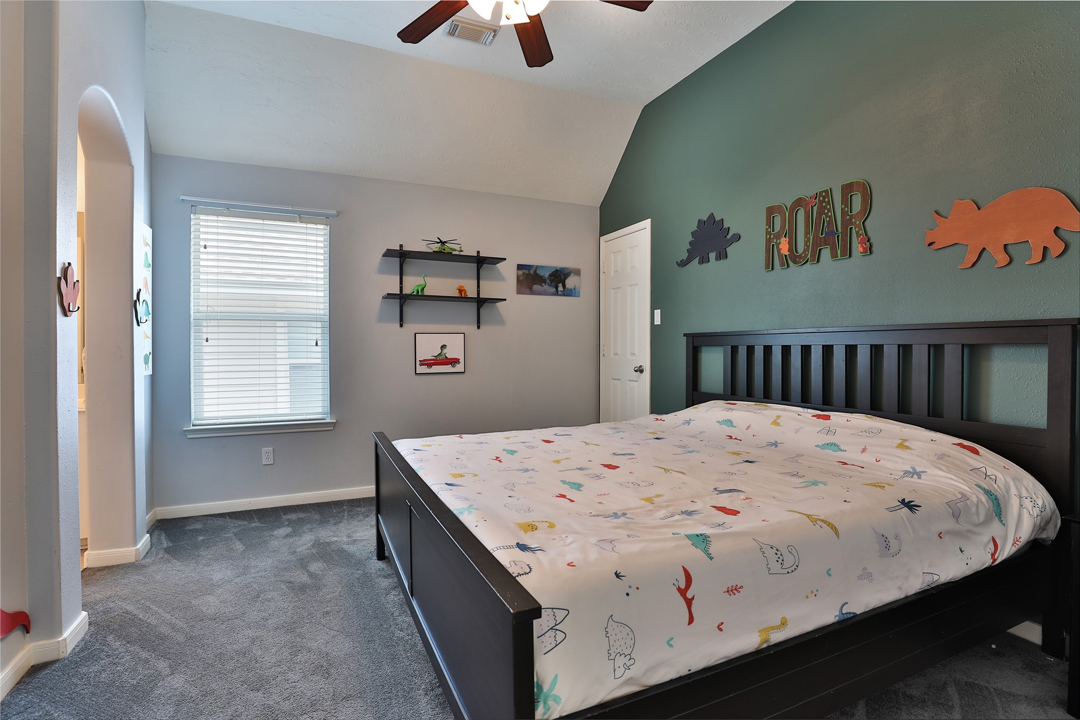 10514 Spice Ridge Row Missouri City, TX 77459 - Photo 28 of 43 a bedroom with a bed and a chandelier