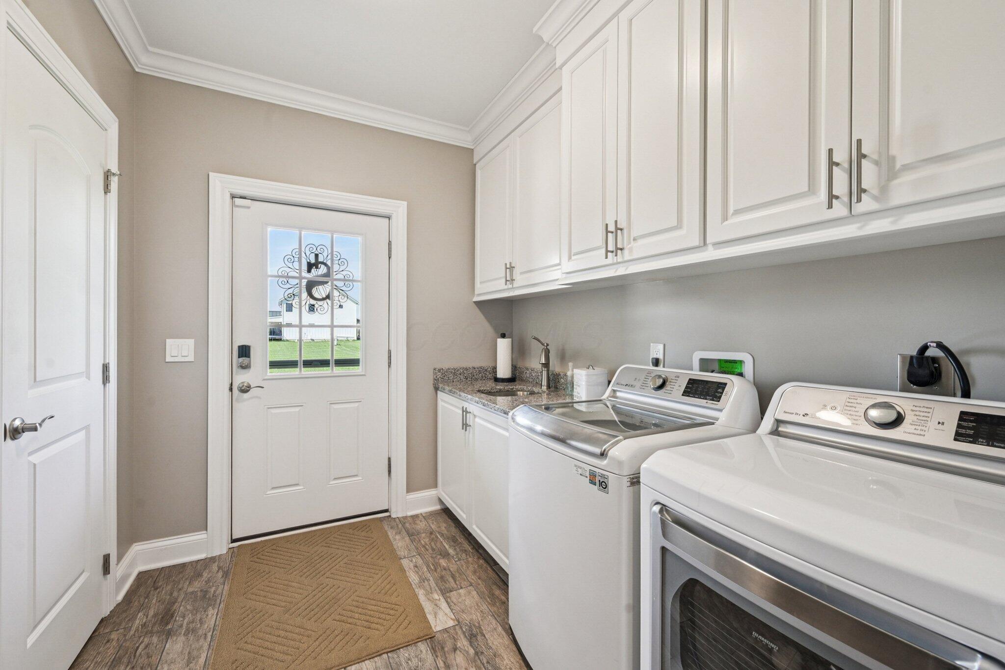 15340 Robins Road Johnstown, OH 43031 - Photo 65 of 142 1st floor laundry