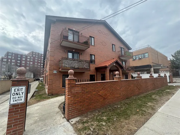 $619,000 | 7548 Parsons Boulevard, Unit 2A | Kew Gardens Hills