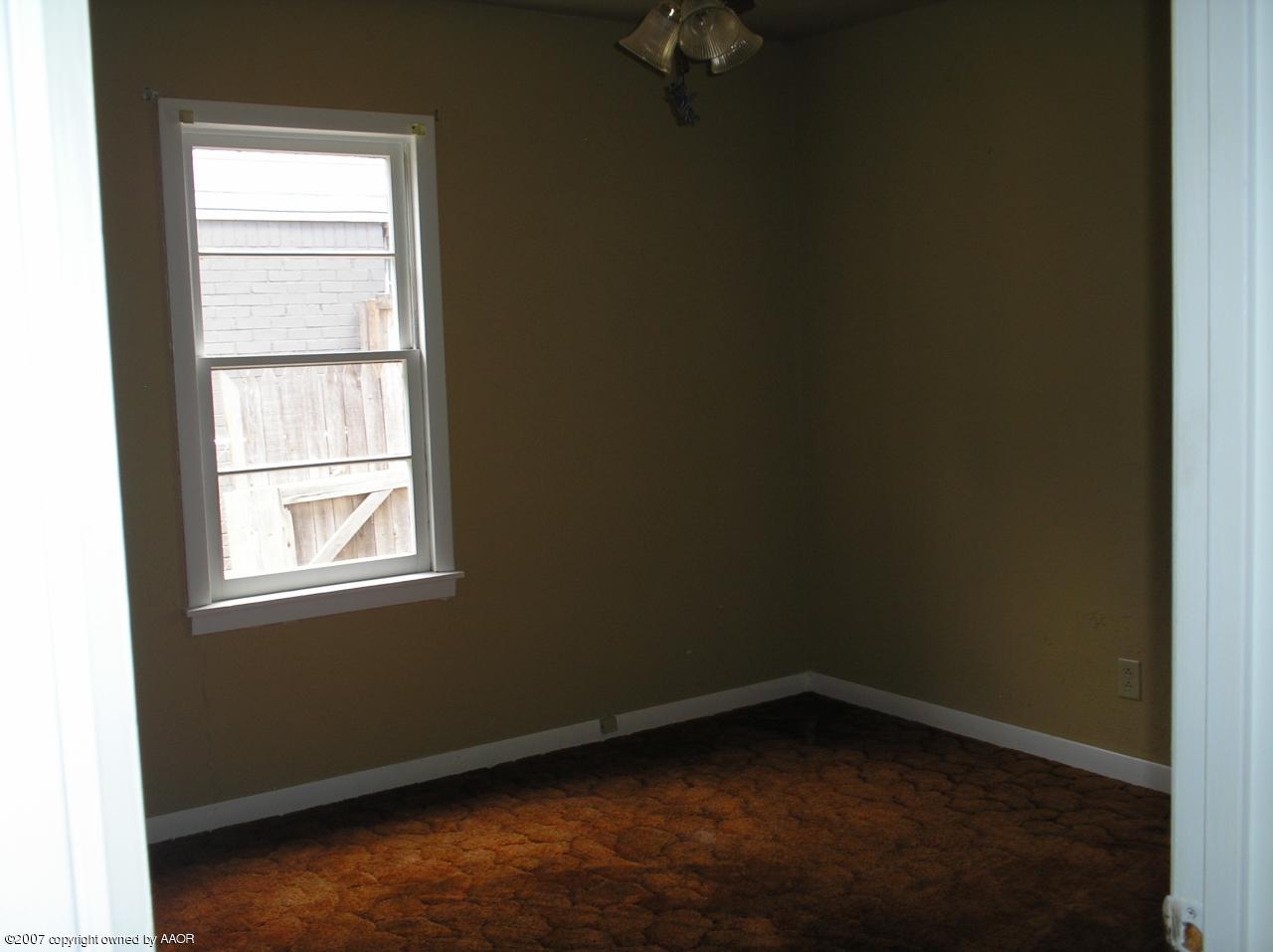 4105 South Bonham Street Amarillo, TX 79110 - Photo 4 of 5 an empty room with a window