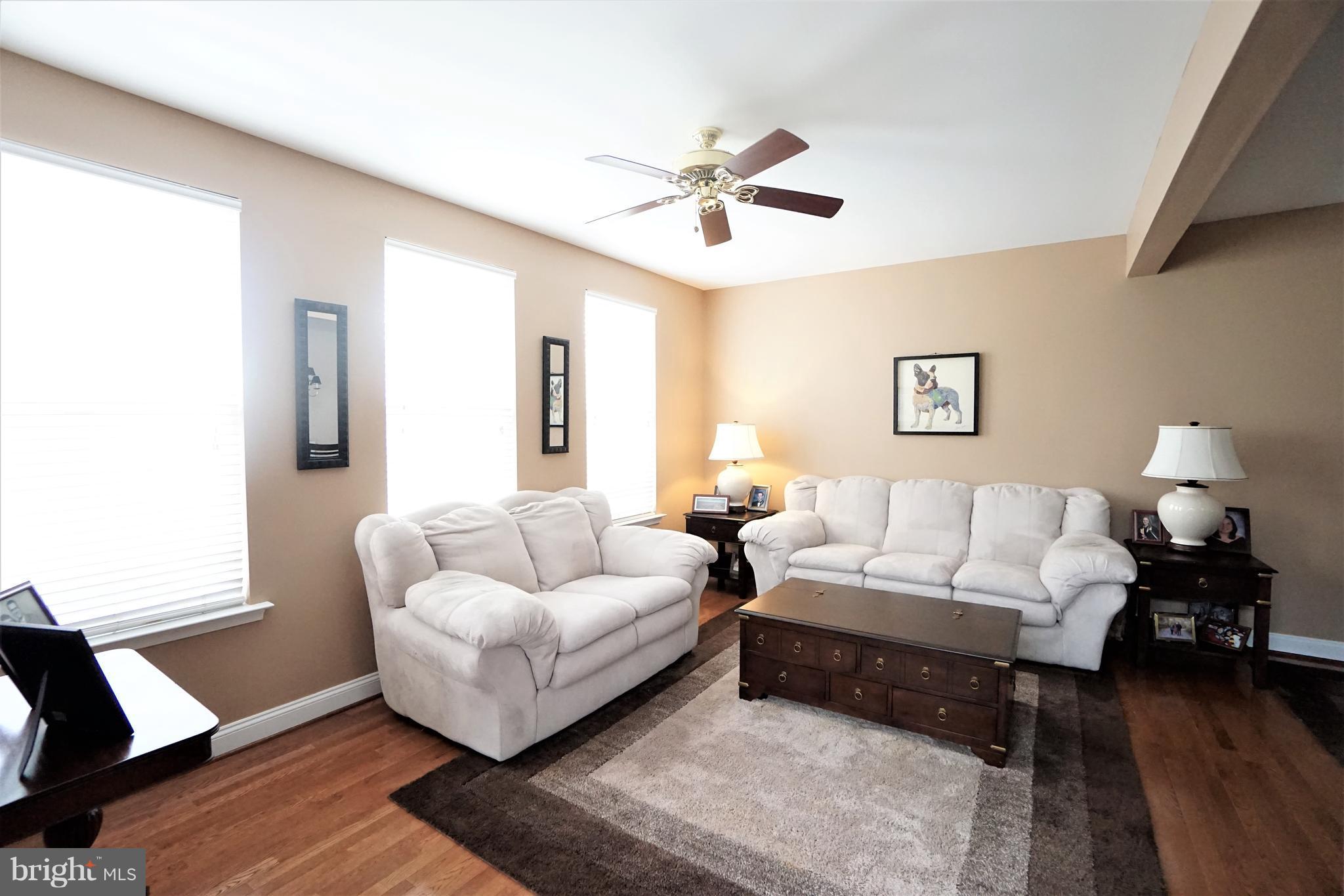 621 Springhouse Square Southeast Leesburg, VA 20175 - Photo 3 of 27 Living Room