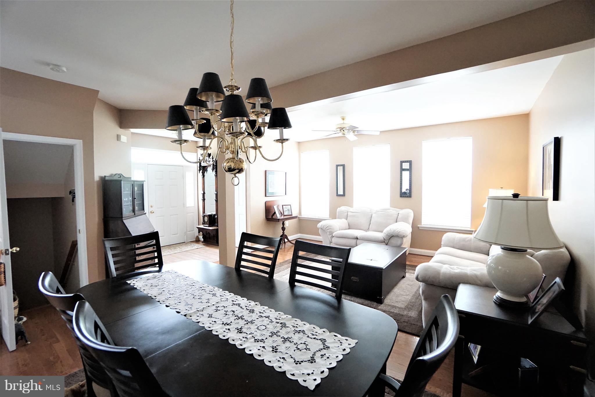 621 Springhouse Square Southeast Leesburg, VA 20175 - Photo 5 of 27 Dining Room/Living Room