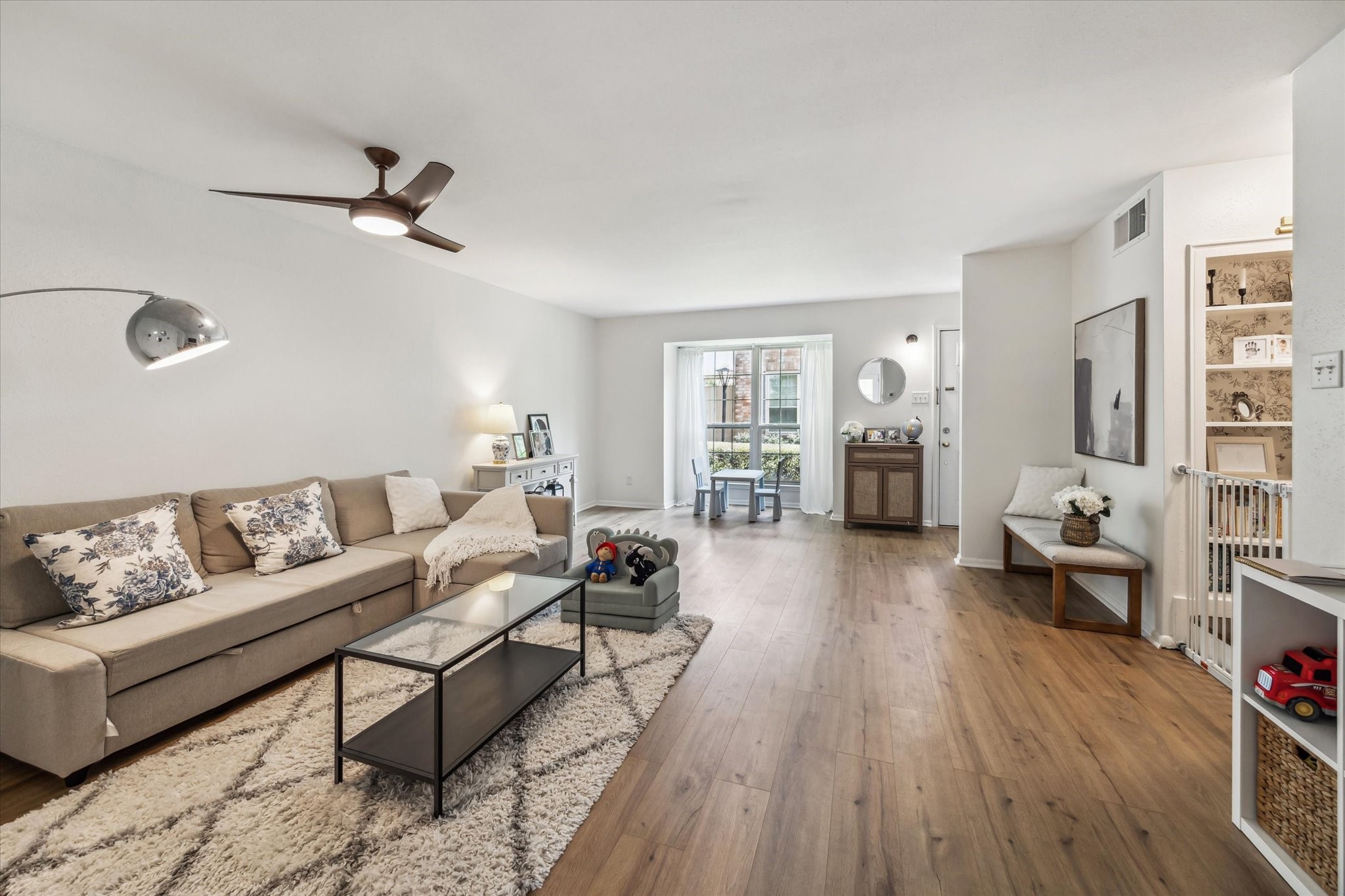 5823 Valley Forge Drive, Unit 93 Houston, TX 77057 - Photo 5 of 22 Bay window with views to the front courtyard