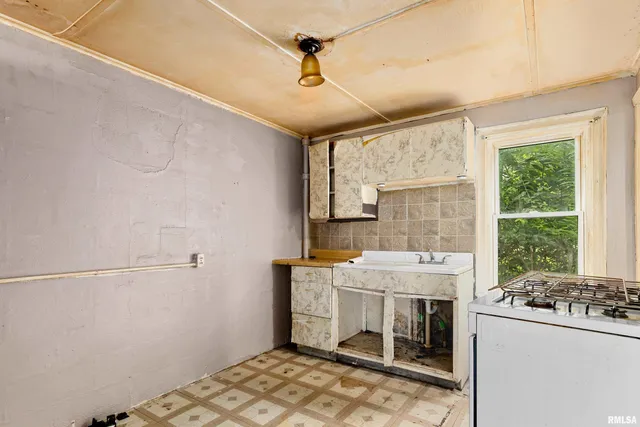 $289,000 | 523 Sanford Street, East Peoria, IL 61611