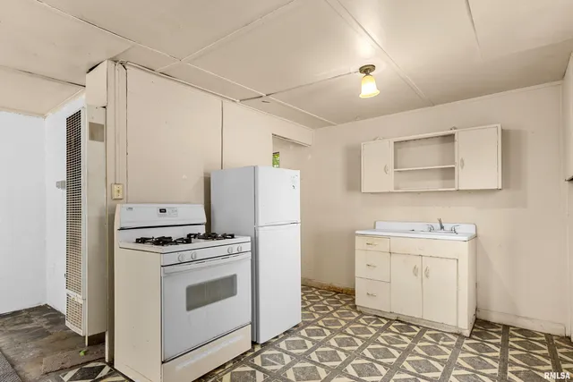 $289,000 | 523 Sanford Street, East Peoria, IL 61611