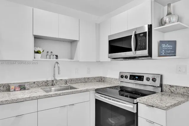 $2,100 | 208 Southeast 4th Street, Unit 12, Hallandale Beach, FL 33009