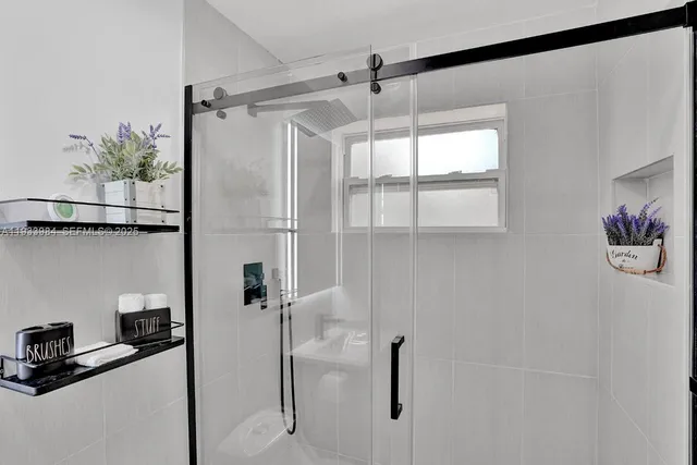 $2,100 | 208 Southeast 4th Street, Unit 12, Hallandale Beach, FL 33009