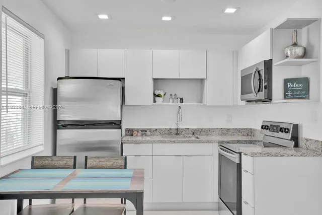 $2,100 | 208 Southeast 4th Street, Unit 12, Hallandale Beach, FL 33009