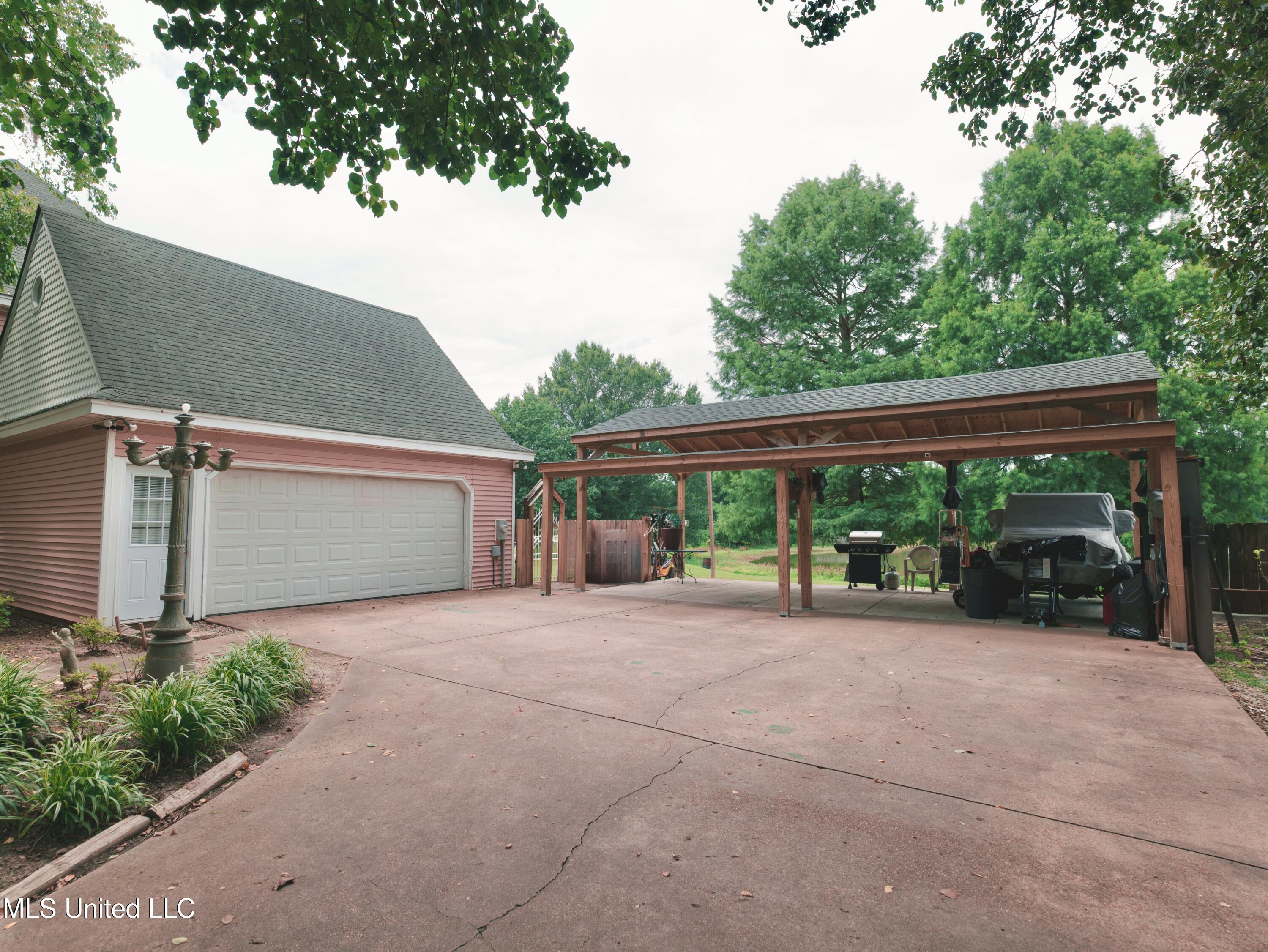 5730 Stateline Road Southaven, MS 38671 - Photo 2 of 20 Garage