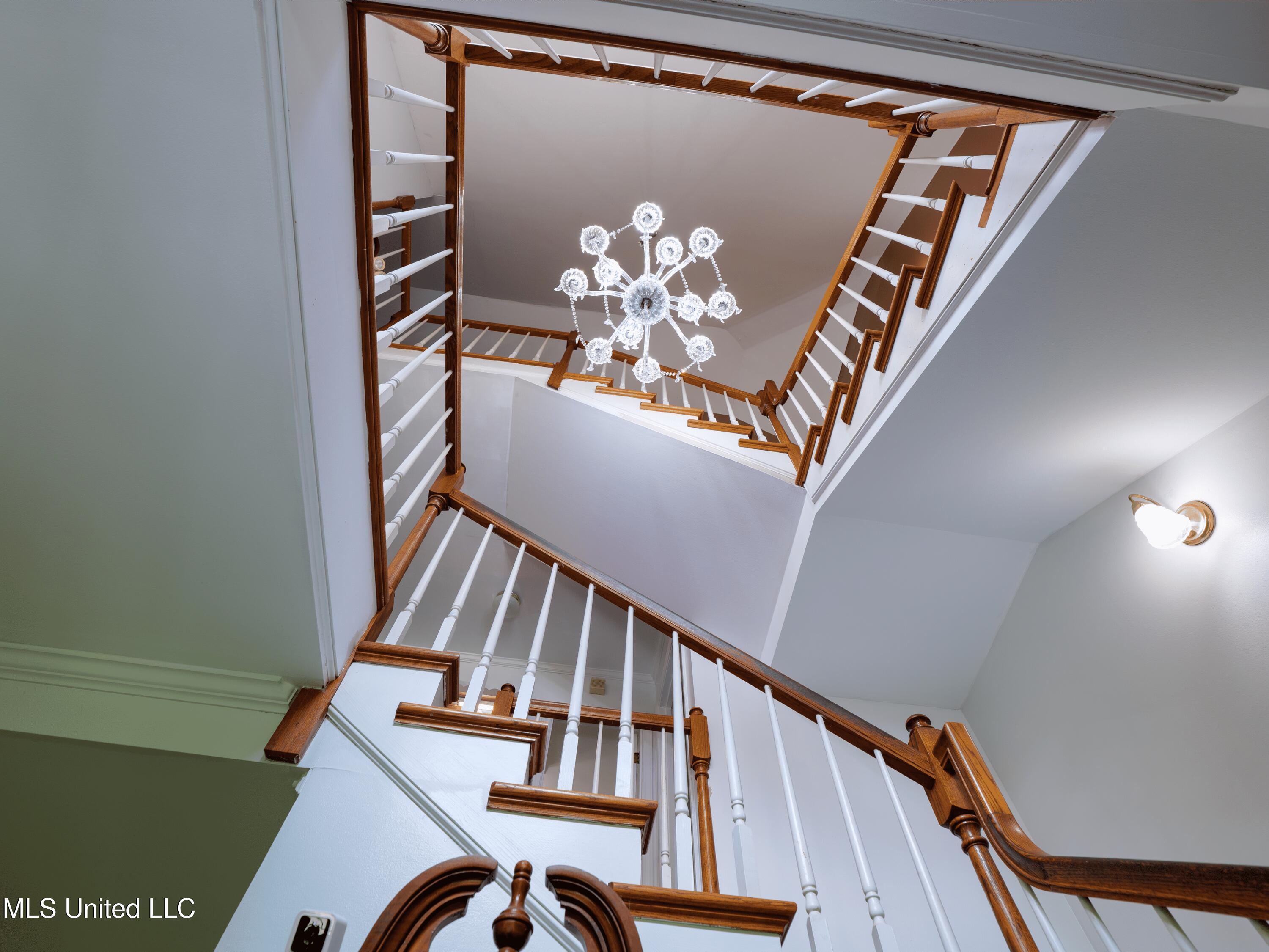 5730 Stateline Road Southaven, MS 38671 - Photo 3 of 20 Stairway