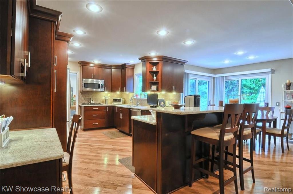 30654 High Valley Road Farmington Hills, MI 48331 - Photo 8 of 43