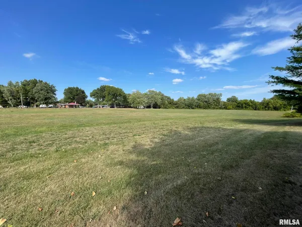 $300,000 | 1915 Hollister Whitney Parkway, Quincy, IL 62305