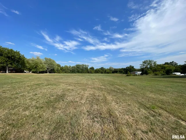 $300,000 | 1915 Hollister Whitney Parkway, Quincy, IL 62305