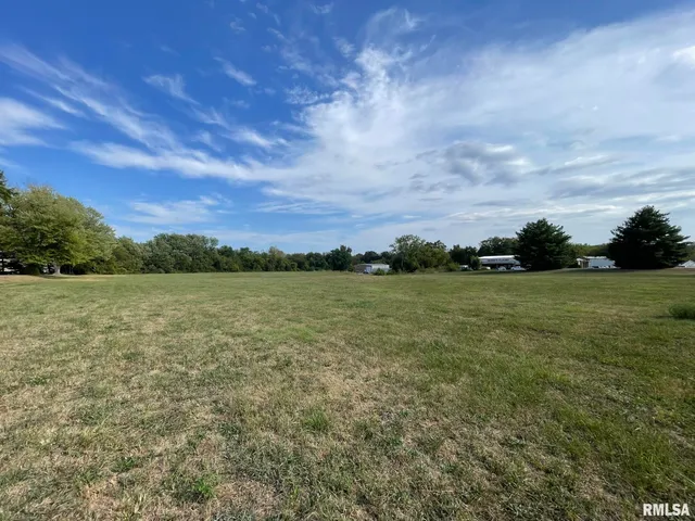 $300,000 | 1915 Hollister Whitney Parkway, Quincy, IL 62305