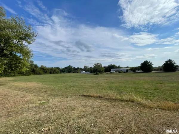 $300,000 | 1915 Hollister Whitney Parkway, Quincy, IL 62305