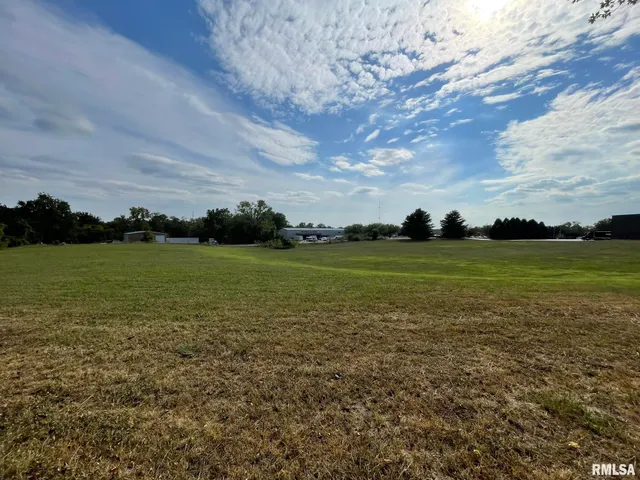$300,000 | 1915 Hollister Whitney Parkway, Quincy, IL 62305