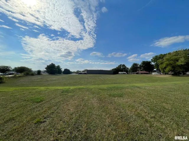 $300,000 | 1915 Hollister Whitney Parkway, Quincy, IL 62305