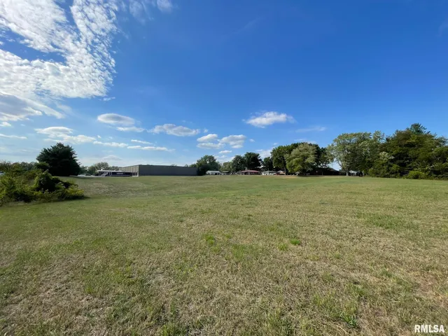 $300,000 | 1915 Hollister Whitney Parkway, Quincy, IL 62305