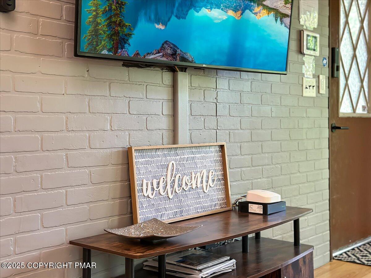 2108 Scarborough Way Bushkill, PA 18324 - Photo 15 of 105 a table with chairs and a stove