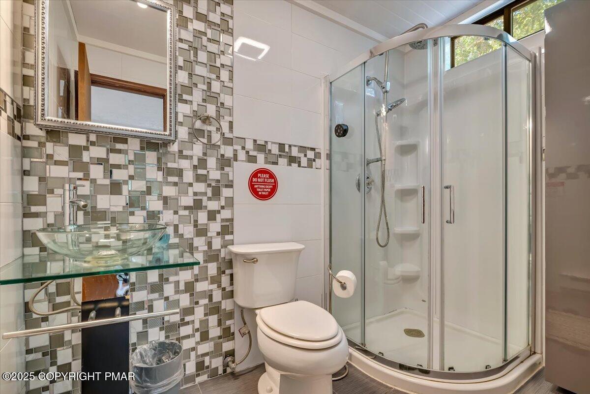 2108 Scarborough Way Bushkill, PA 18324 - Photo 49 of 105 a bathroom with a toilet and a shower