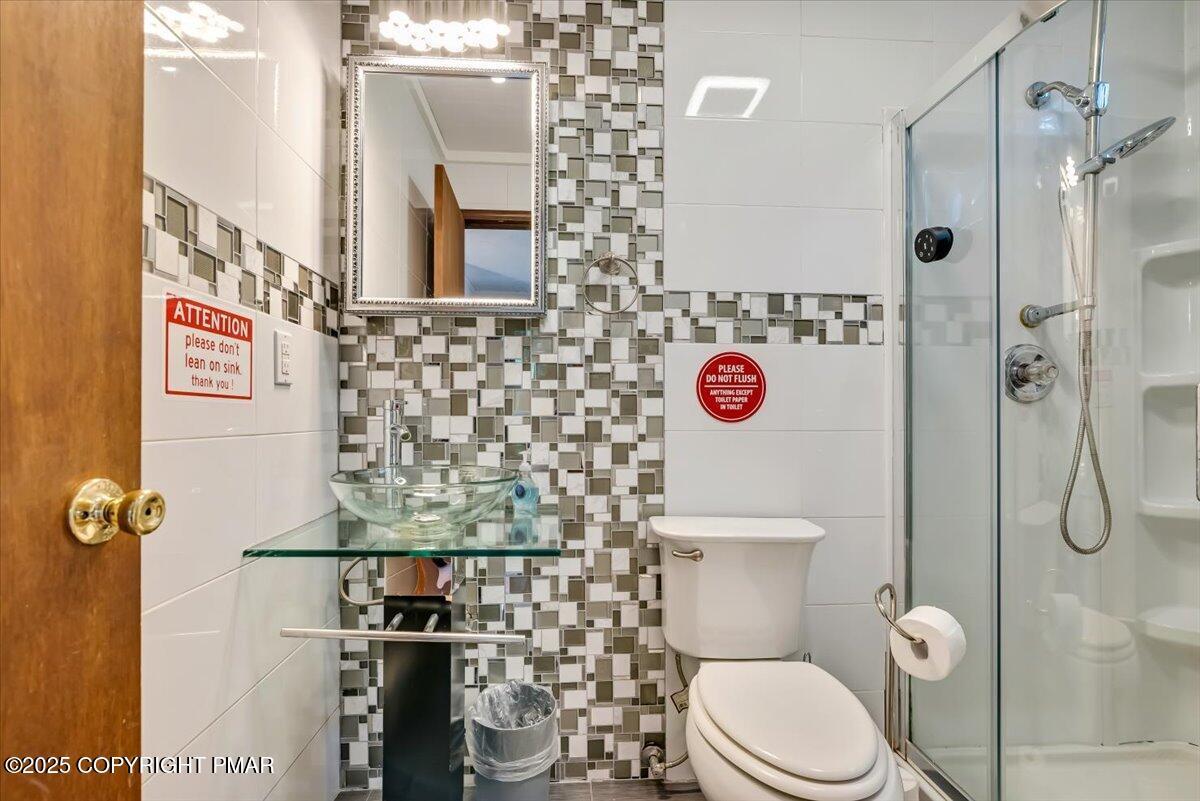 2108 Scarborough Way Bushkill, PA 18324 - Photo 51 of 105 a bathroom with a toilet sink and shower curtain