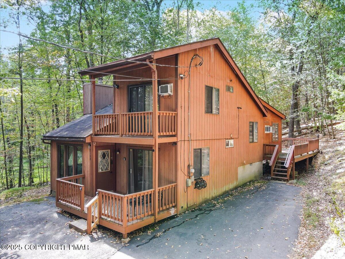 2108 Scarborough Way Bushkill, PA 18324 - Photo 64 of 105 a view of a small house with a small yard and wooden fence