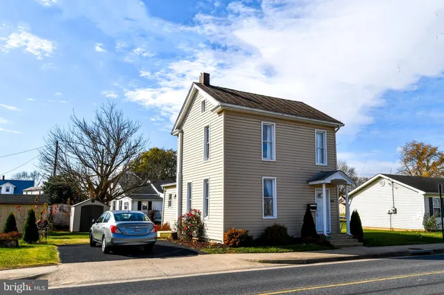 a view of a house with a yard and plants
