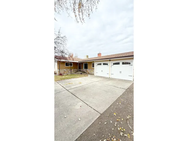 a picture of a very nice looking building