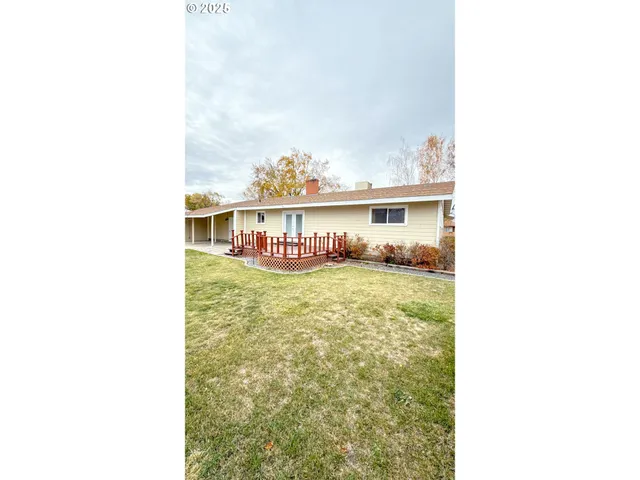 a picture of a very nice looking exterior